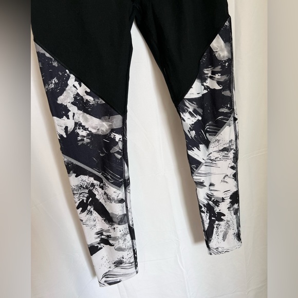 Fabletics Black with Print Leggings - Size M - Picture 2 of 4
